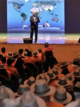 Pessoa fazendo palestra no palco
